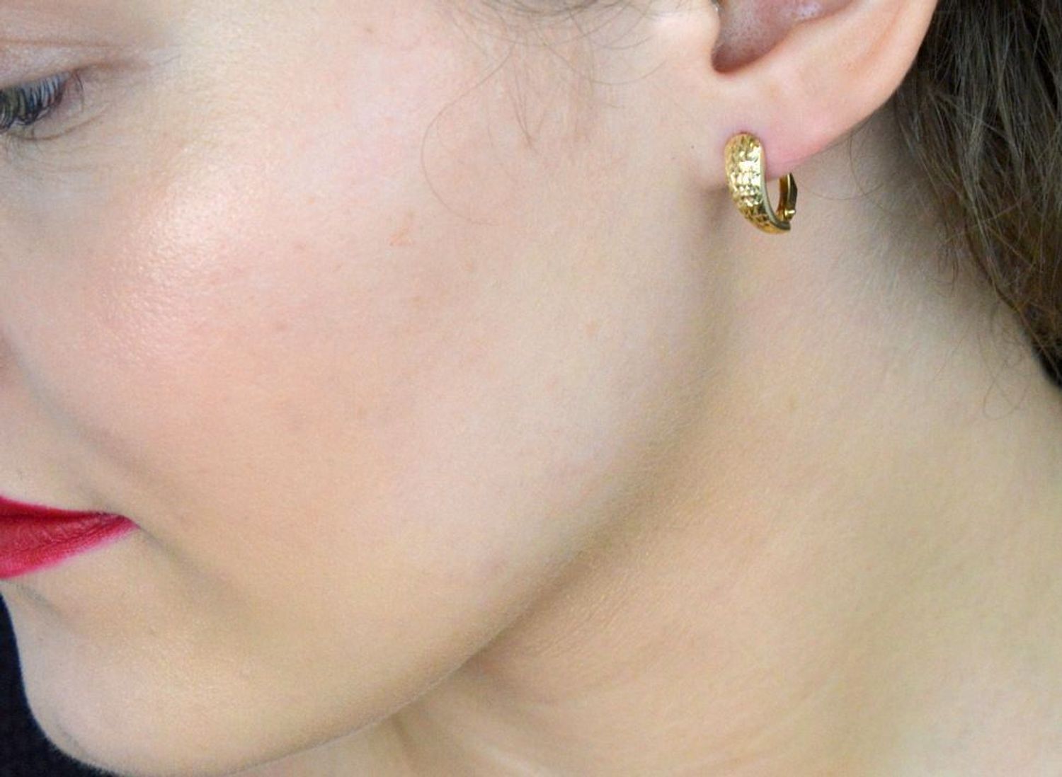 Kolczyki złote grawerowane zapięcie ang. pr 375, KL 6183D 375 Złote kolczyki próby 375 z grawerowanym wzorem – klasyczna elegancja. Wyjątkowe kolczyki wykonane z wysokiej jakości złota.jpg